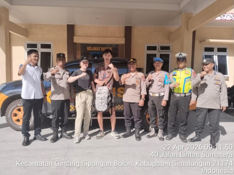 Turis Belanda Joas Mardiono Puji Polsek Girsang Sipangan Bolon Usai Paspor dan Barang Berharga Berhasil Dikembalikan