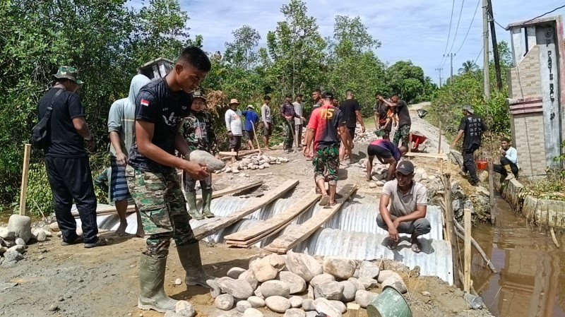 Sinergi TNI dan Warga, Akses Terpencil Segera Terbuka, Jembatan Aramco Pasi Raja Mulai Dicor