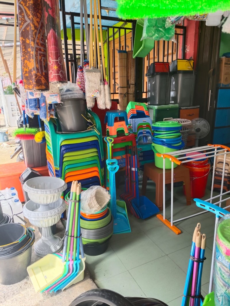 Pedagang di Tapaktuan Keluhkan Kenaikan Harga Plastik hingga 35 Persen, Omzet Tertekan