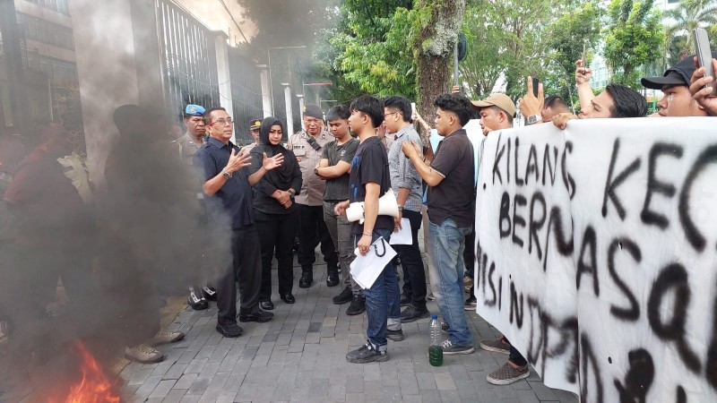 Massa Demo  DPRD Medan Minta  Pabrik Kecap Ditutup
