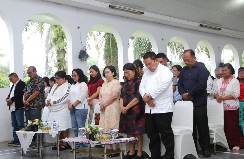 Rayakan Paskah, Wali Kota Wesly Bersama Ny Liswaty Ibadah di GPIB