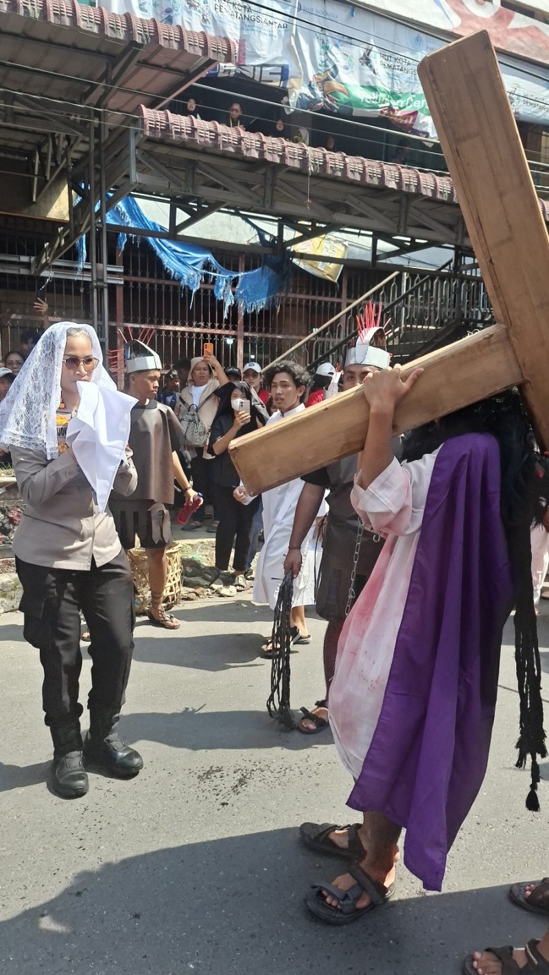Kapolres Pematangsiantar Bersama Walikota Hadiri Devosi Jalan Salib Peringatan Jumat Agung 2026 Gereja Katolik