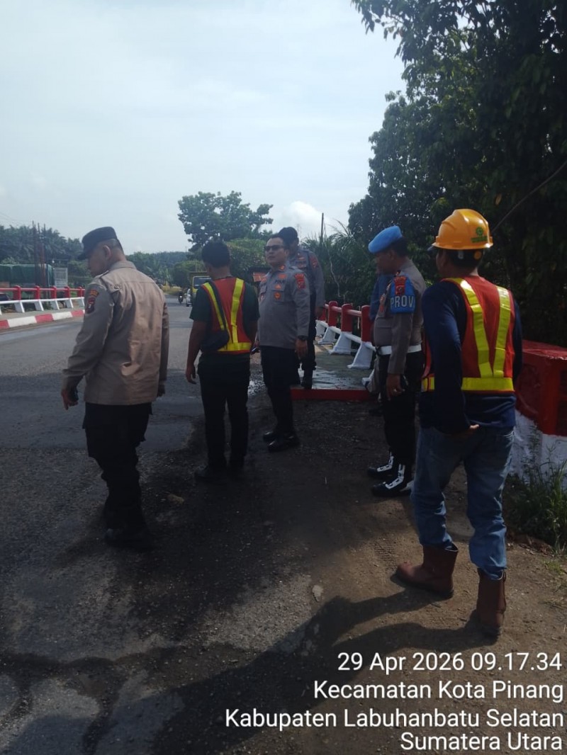 Polres Labusel Peduli Infrastruktur, Aspal Jalan demi Kenyamanan Warga