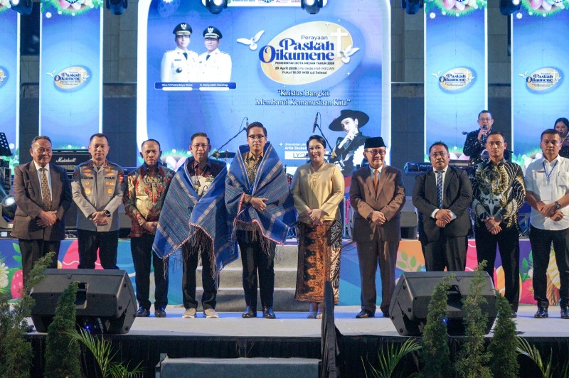 Rico Waas Bawa Pesan Kedamaian di Tengah Ribuan Jemaat Paskah Oikumene*