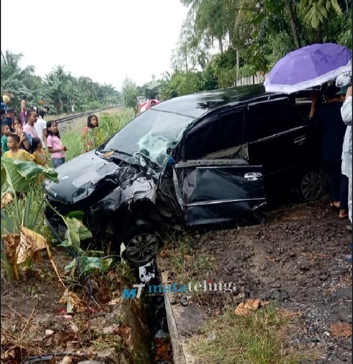 Mati Mesin di Atas Rel, Innova Ringsek Dihantam KA Kisaran