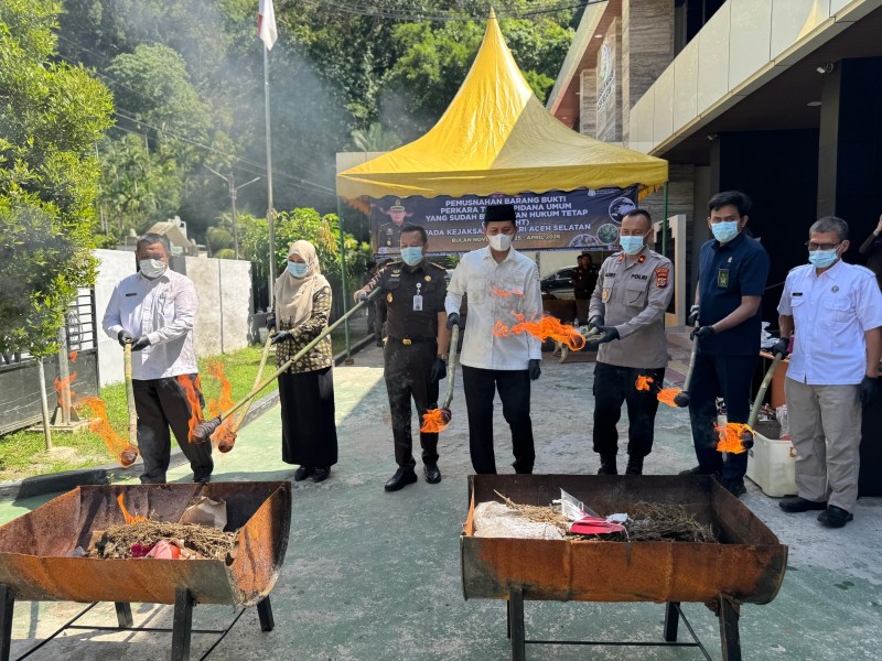 Kejari Aceh Selatan Musnahkan Barang Bukti dari 35 Perkara, Didominasi Kasus Narkotika