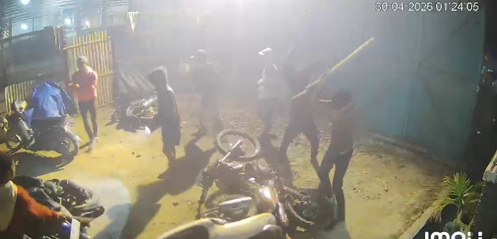 Kelompok Pemuda Bersajam Seorang Gudang Peternakan 3 Motor Dirampas