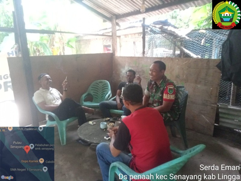 Tingkatkan Kemanunggalan TNI-Rakyat (KTR), Babinsa Senayang Gelar Komsos di Desa Penaah