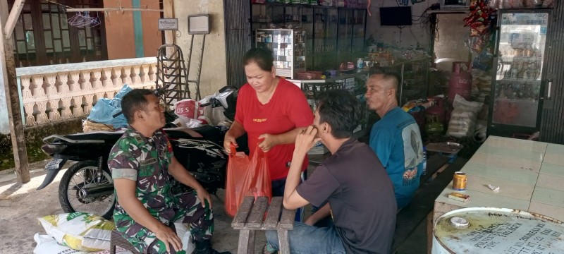 Melalui Komsos, Babinsa Desa Kampung Hilir Ajak Orang Tua Tingkatkan Pengawasan Anak