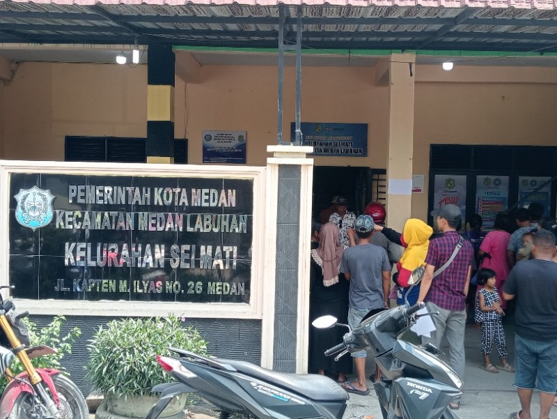 Warga Kelurahan Sei Mati Antre Tertib Ambil Bantuan Beras 10 Kg dan Minyak Goreng
