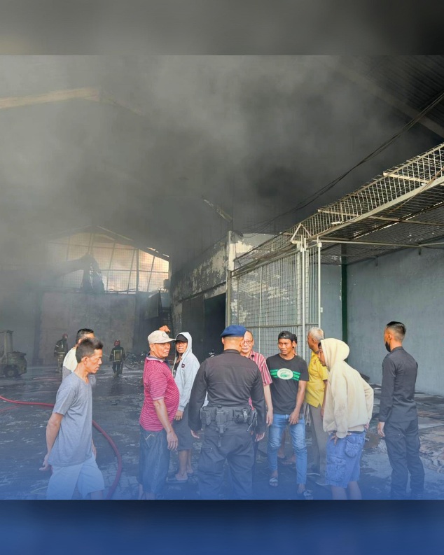 Respons Cepat Tanpa Tunda, Brimob Polda Sumut Berhasil Kendalikan Kebakaran di Medan Timur