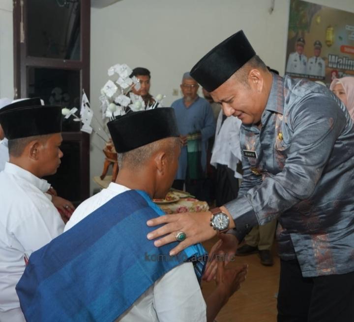 Wakil Bupati Bersama Staf Ahli TP PKK Asahan Tepung Tawari 26 Orang Calhaj keTanah Suci Makkah