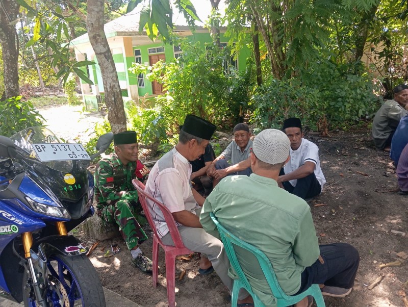 Babinsa Desa Laboh Gencarkan Komsos, Cegah Karhutla Dan Perkuat Kesadaran Warga Jaga Lingkungan*