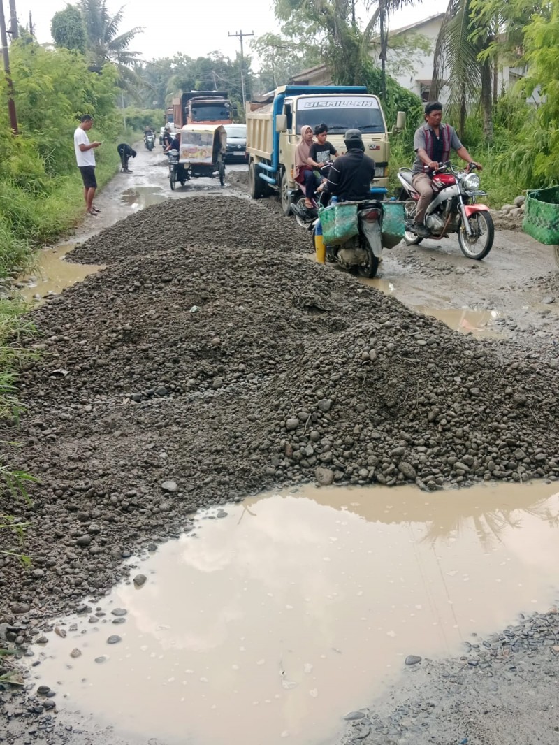 PT Iwan Nitra buktikan kepedulian kepada masyarakat perbaiki jalan rusak
