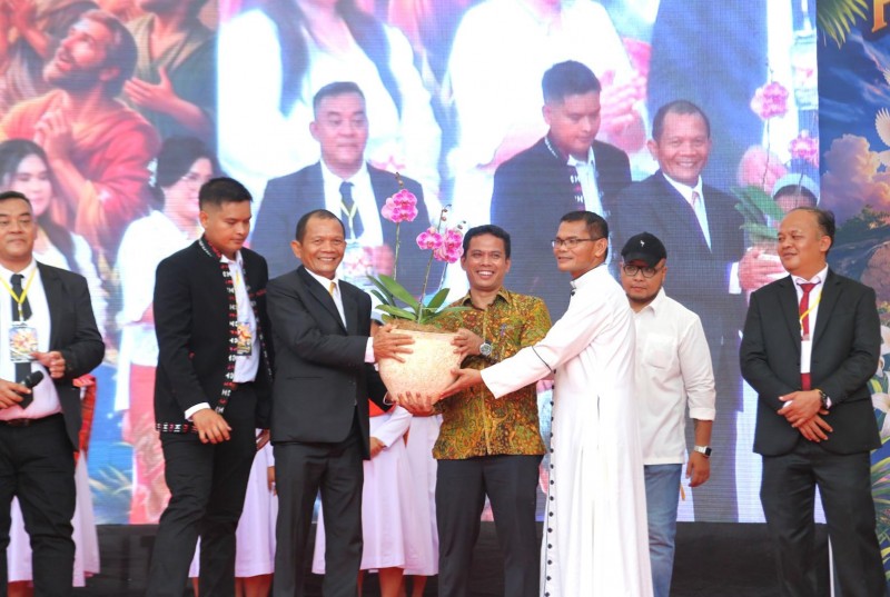 Perayaan Paskah Katolik di Siantar, Wali Kota Wesly Terima Lukisan The Last Supper