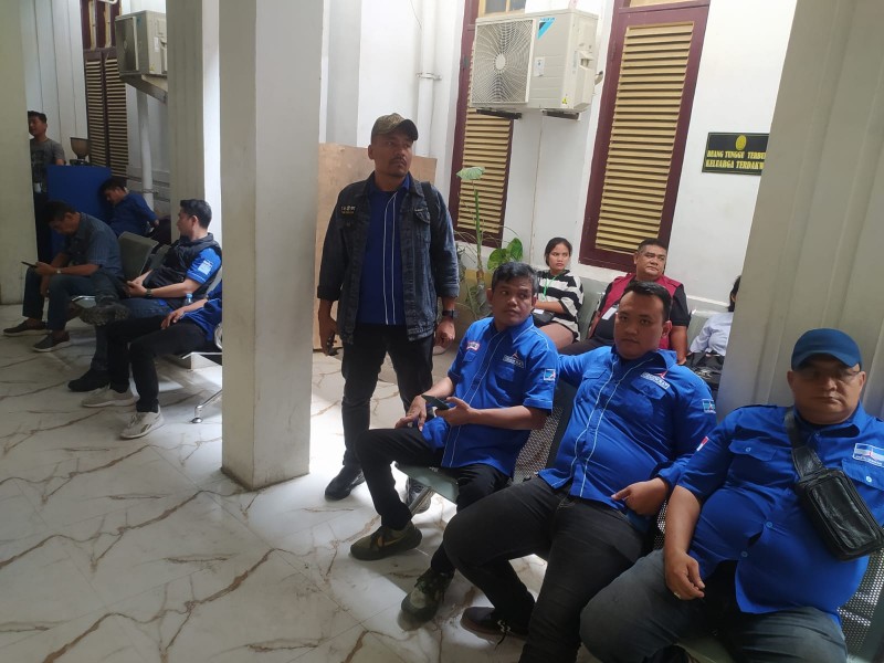 Massa Demokrat 'Kepung' PN Tipikor Medan, Dukung Hakim Sidang Korupsi DJKA