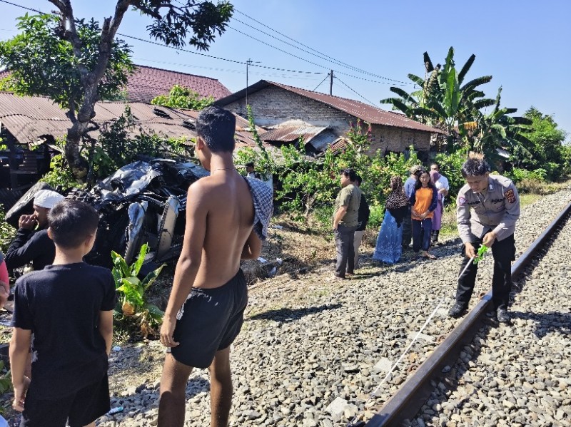 Ditabrak KA Barang Pajero Remuk,  Sopir Tewas