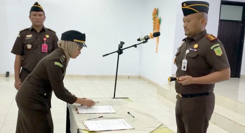 Kajari Kabupaten Gorontalo Olan Pasaribu Lantik Kasi Datun dan Kasubseksi Datun