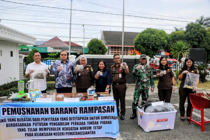 Wali Kota Melalui Dedy Tunato Saksikan Pemusnahan BB yang Inkracht di Kejari Siantar