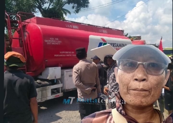 Kekecewaan Emak Emak Bangkit Setelah Korlap Aksi Loloskan Truck Tangki Lewat