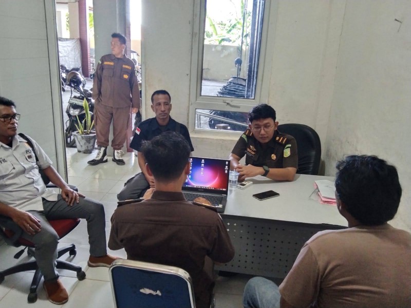Satpol PP dan WH Aceh Selatan Limpahkan Tersangka Kasus Tuak ke Kejari