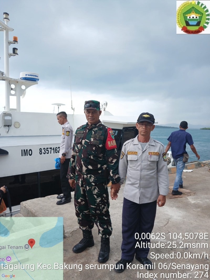 Wujud Kepedulian TNI AD, Babinsa Koramil 06/Senayang Pantau Keberangkatan Feri Di Pelabuhan