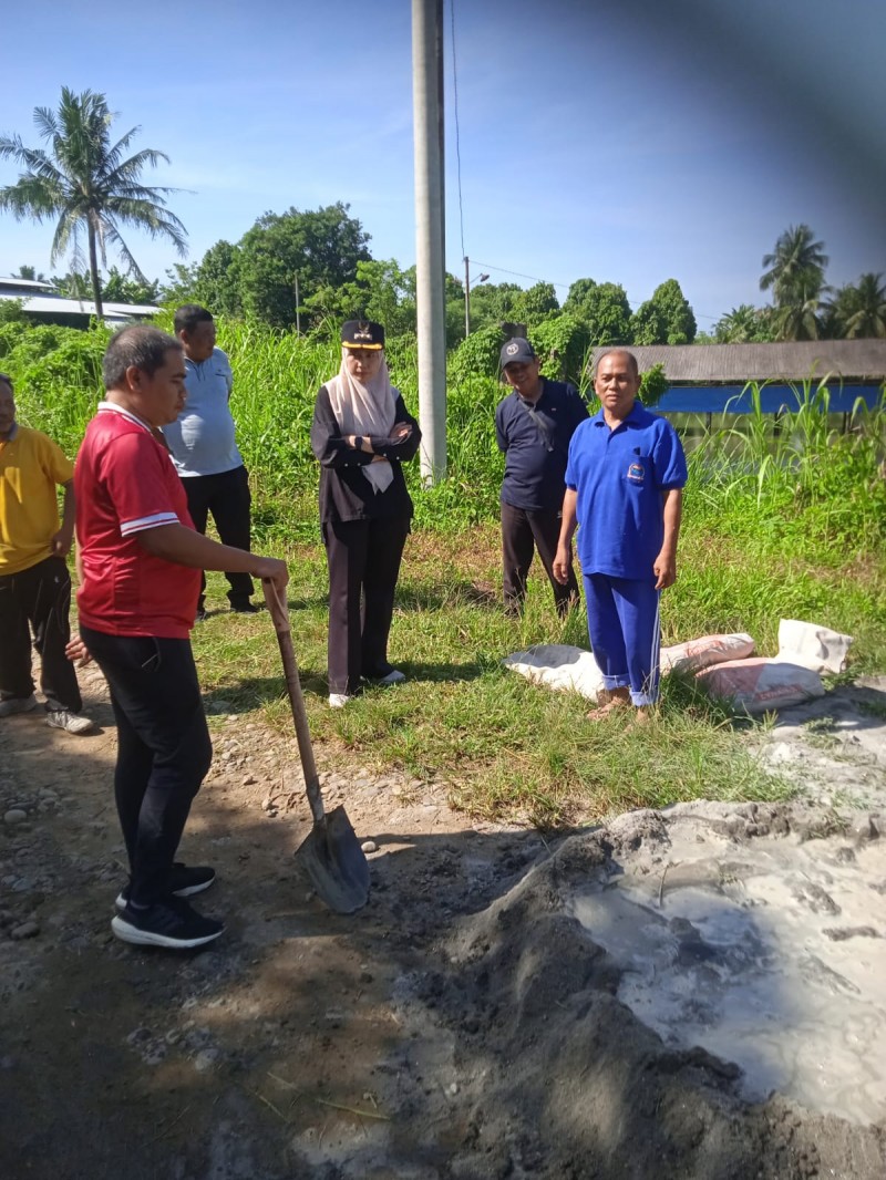 Camat Namorambe Gotong Royong Perbaiki Jalan Rusak