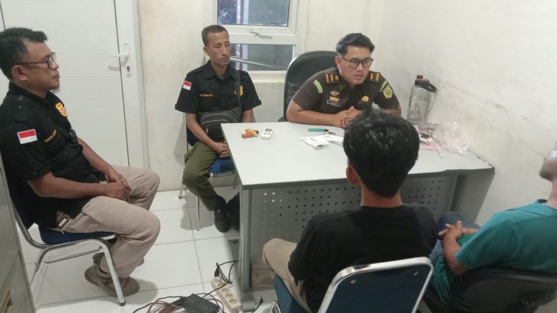 Satpol PP-WH Aceh Selatan Limpahkan Dua Tersangka Kasus Khamar ke Kejari, Terancam 60 Kali Cambuk