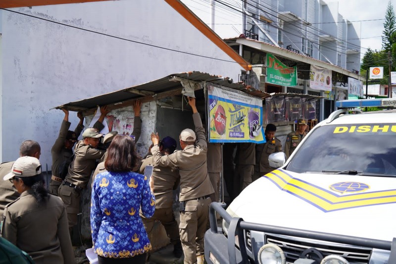Pemkab Toba Tertibkan Pedagang di Jalan Gereja