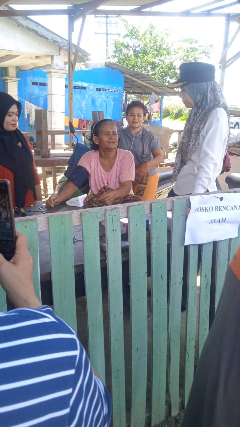 Camat Namorambe Salurkan Bantuan untuk Korban Puting Beliung  Desa Ujung Labuan