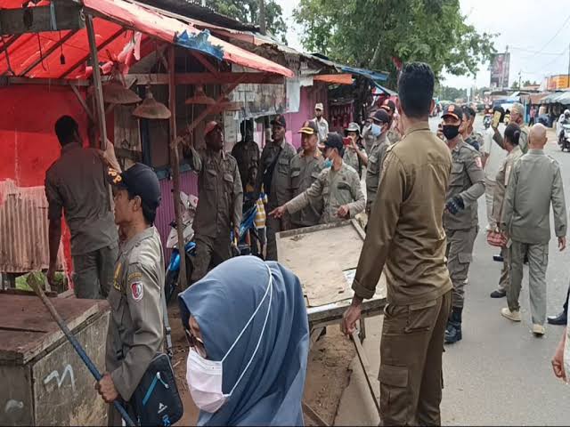 Petugas Gabungan Bongkar Lapak PKL di Belawan