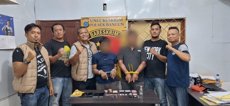 Polsek Gunung Malela Gerebek Tengah Malam dan Bekuk Dua Tersangka Beserta 5,8 Gram Sabu
