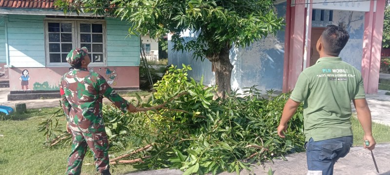 Babinsa Pulau Duyung Pimpin Gotong Royong Bersihkan Pohon, Antisipasi Gangguan Listrik