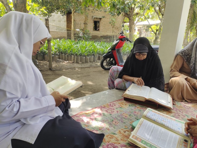 Sentuhan Spiritual Penyuluh Agama Sipispis, Dampingi Ibu &ndash; Ibu Lansia Belajar Al Qur&rsquo;an