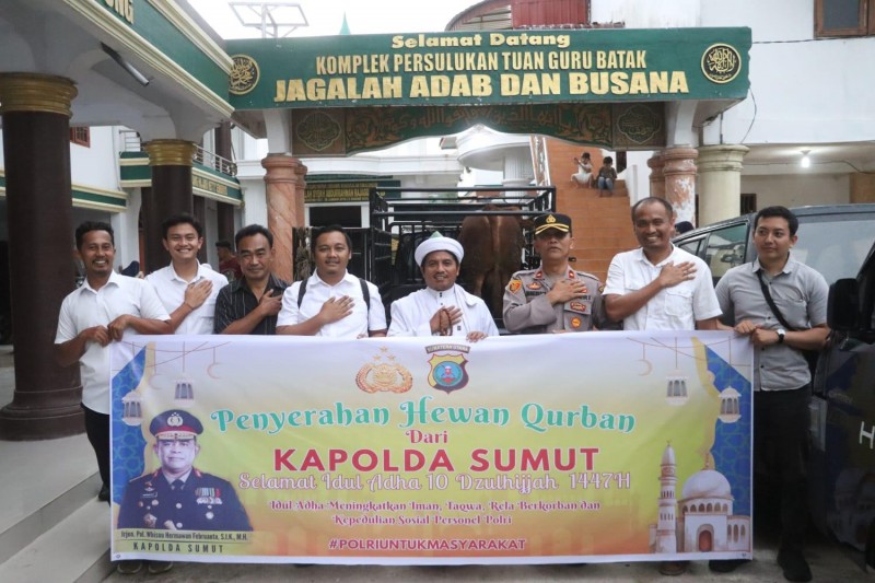 Kapolda Sumut Serahkan Sapi Kurban 600 Kg ke Persulukan Serambi Babussalam Simalungun, TGB: Jadikan Idul Adha Momentum Perkuat Persatuan Bangsa