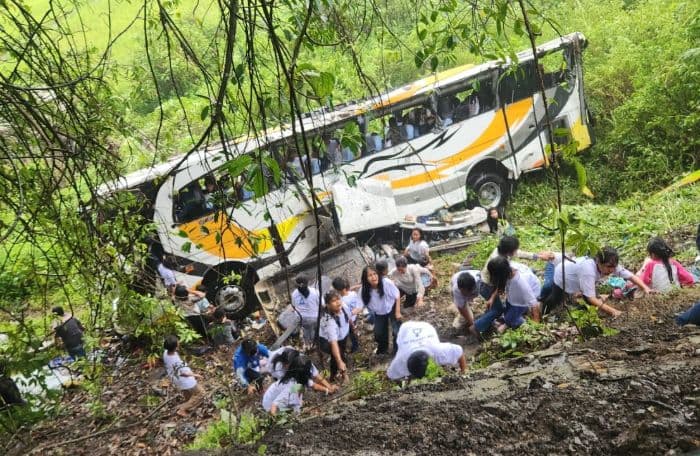 Bus Rombongan Puluhan Anak Sekolah Minggu Terjun ke Jurang di Toba