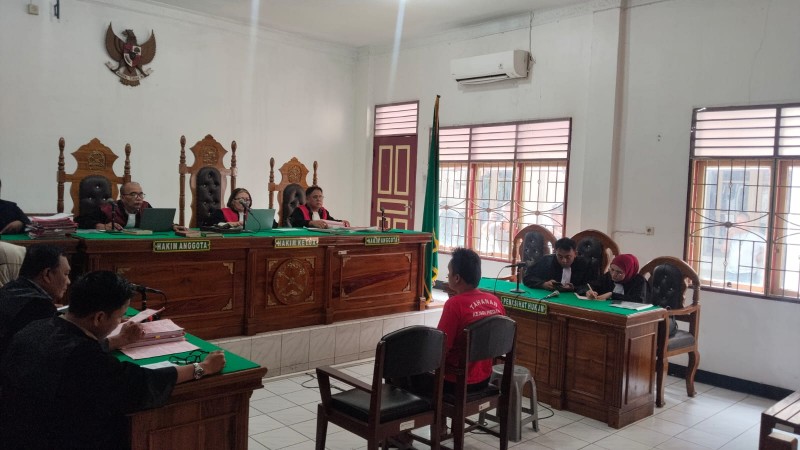 Terdakwa Pencurian dan Pembakaran Rumah Hakim Khamozaro Waruwu Mulai Diadili