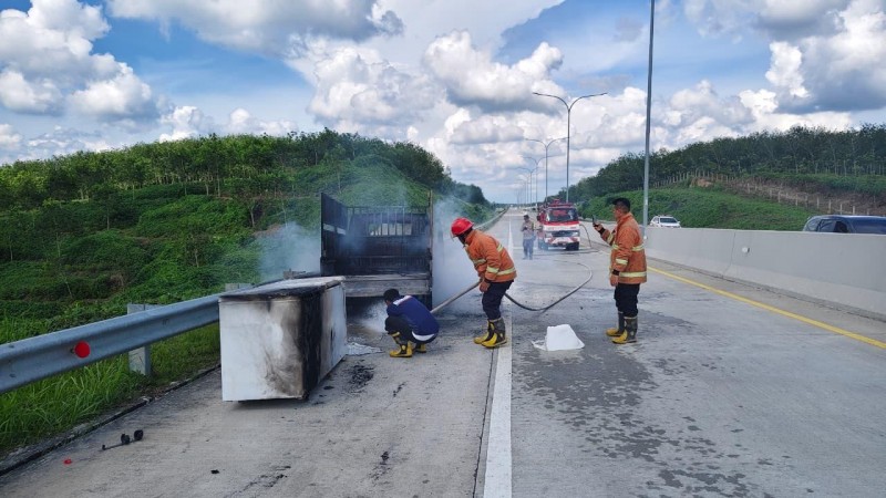 Gerak Cepat Polsek Dolok Batu Nanggar Tangani Kebakaran Mobil di Tol Sinaksak, Arus Lalu Lintas Sempat Ditutup