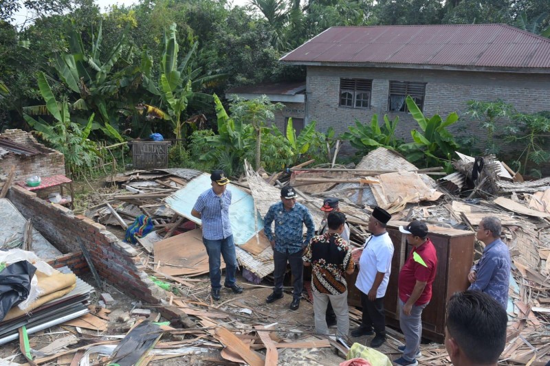 Lom Lom Suwondo Tinjau dan Salurkan Bantuan Korban Puting Beliung di Patumbak