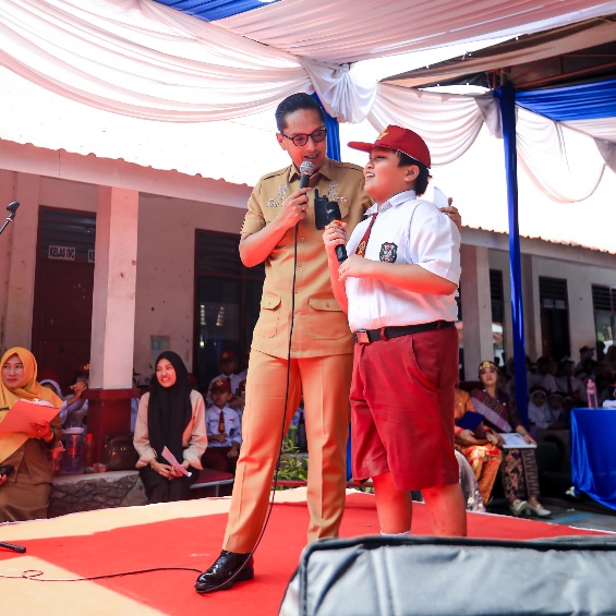 Rico Waas: Dari Meja dan Kursi Ini Akan Lahir Prestasi Anak-anak Medan
