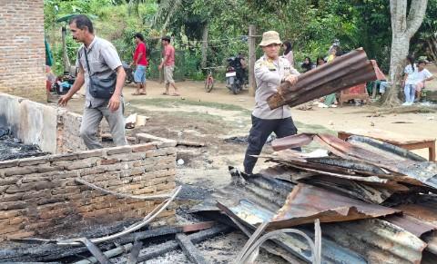 Kapolsek Nasembilan-sepuluh Gelar Bakti Sosial Dan Penyerahan Bantuan Sosial Untuk Korban Kebakaran Di Desa Batu Tunggal