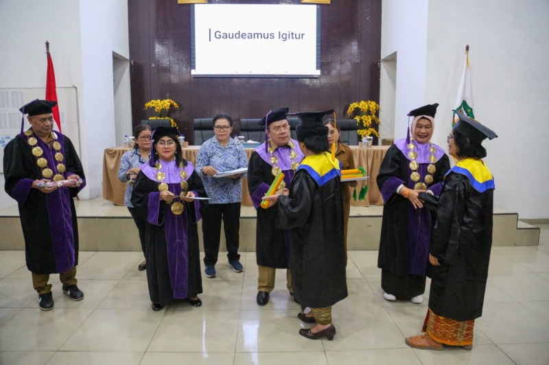 Bersama Kaperwil BKKBN Sumut, Wesly dan Wisuda 65 Lansia Program Sidaya