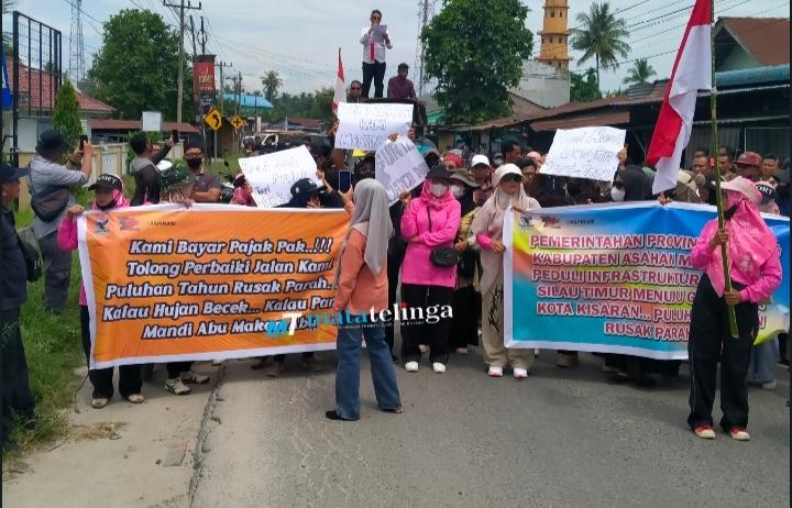 Emak Emak Bersama Masyarakat Empat Kecamatan Tuntut Perbaikan Jalan Lintas Sei Silau Asahan