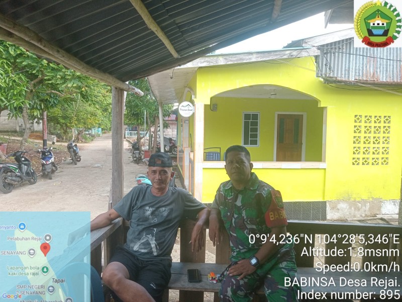 Gencar Komsos, Babinsa Rejai Peltu Jani Sembiring, Tanamkan Nilai Gotong Royong dan Bela Negara