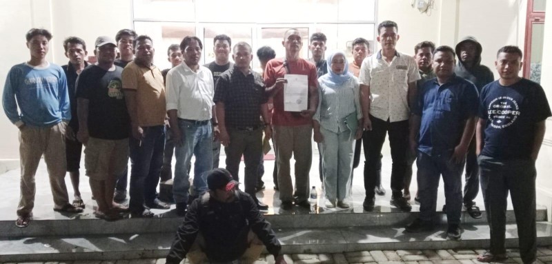 Diduga Curi TBS, Warga Giring Mobil Dump Truk ke Polres Padang Lawas
