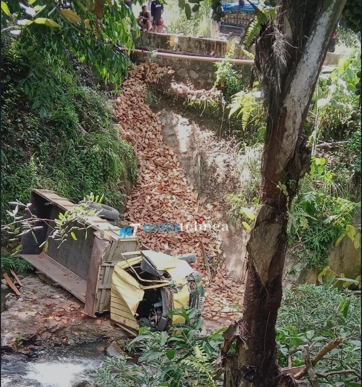 Truk Muatan Batu Bata Terjun Ke Sungai Aek Sibatu Landit