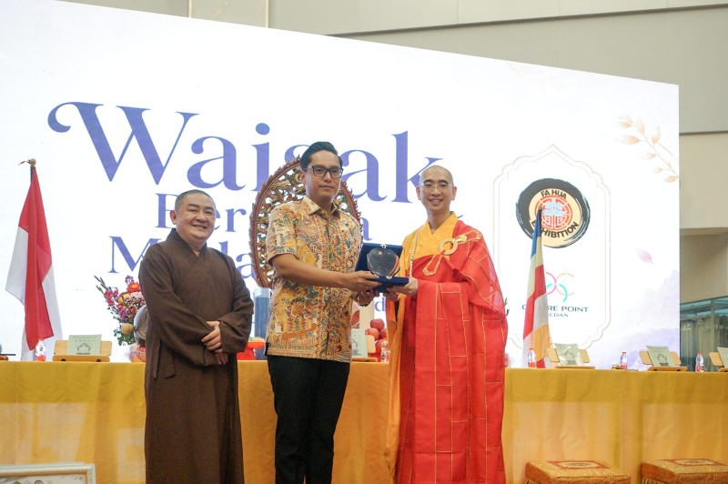 Peringati Hari Tri Suci Waisak, Wali Kota Medan Ajak Umat Buddha Pancarkan Cahaya Kebaikan