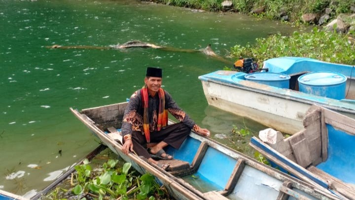 Dedikasi Ali Pakpahan, Seberangi Danau Toba Demi Penyuluhan Agama di Desa Sibaruang