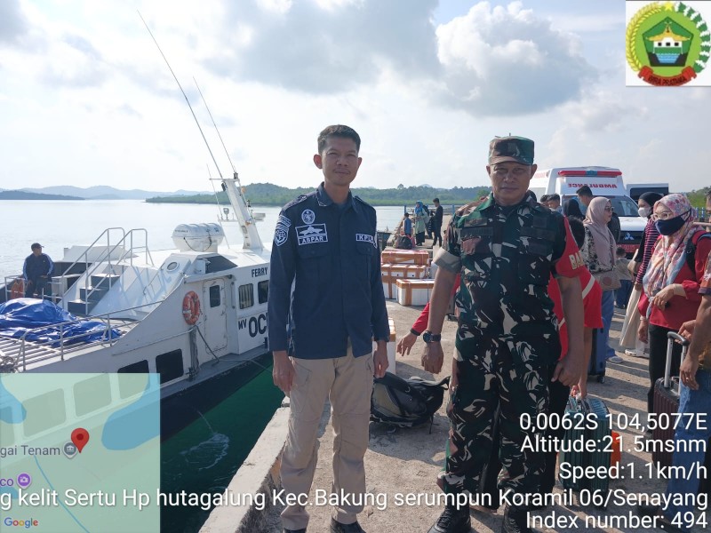 Babinsa Tanjung Kelit Amankan Keberangkatan Feri Menuju Tanjungpinang, Jaga Keselamatan Penumpang.