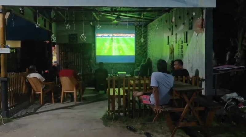 Melalui Nobar Piala Dunia 2026, Babinsa Tanamkan Nilai Persatuan, dan Pantang Menyerah Untuk Indonesia Maju